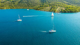 Fototapeta Fototapety na ścianę - Chorwacja, zatoka Marina. Morze Adriatyckie, panorama latem z lotu ptaka z jachtami i łódkami. 