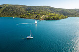 Fototapeta Fototapety na ścianę - Chorwacja, zatoka Marina. Morze Adriatyckie, panorama latem z lotu ptaka z jachtami i łódkami. 