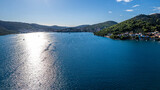 Fototapeta Na ścianę - Chorwacja, zatoka Marina. Morze Adriatyckie, panorama latem z lotu ptaka z jachtami i łódkami. 