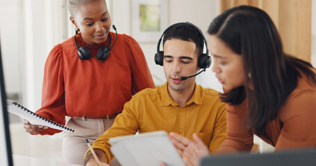 Leinwandbilder - Documents, call center or telemarketing team training with sales consultants for customer support. Diversity, teamwork or woman teaching in conversation for crm management, coaching or education