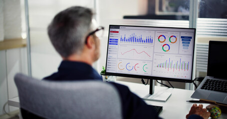 Aufkleber - Business Data Analyst Using KPI Data Dashboard