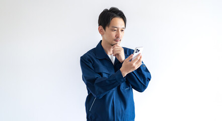 Poster - 携帯を持つひげを生やし作業着を着た日本人ビジネスマン