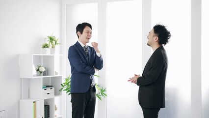 Aufkleber - ロビーで会話するビジネスマン
