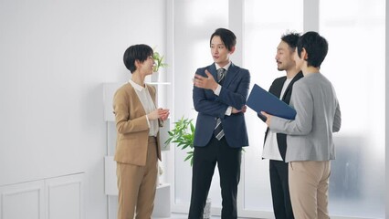 Aufkleber - オフィスで会話するビジネスパーソンのグループ