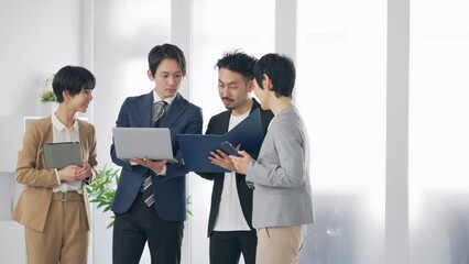 Aufkleber - オフィスで会話するビジネスパーソンのグループ