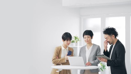 Poster - パソコンを見ながら話すビジネスパーソンのグループ