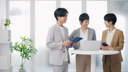 Poster - オフィスでミーティングする人々