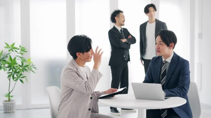 Aufkleber - オフィスで会話するビジネスマン