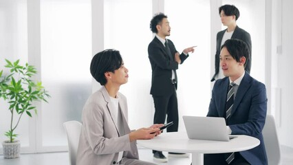 Aufkleber - オフィスで会話するビジネスマン