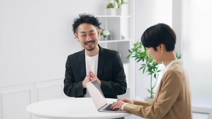 Aufkleber - オフィスで会話するグループ