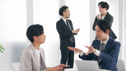Aufkleber - オフィスで会話するビジネスマン