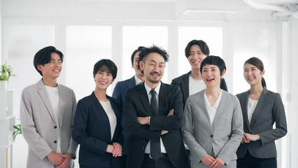 Leinwandbilder - オフィスで大笑いする大勢のビジネスパーソン