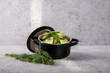 firscher Gurkensalat mit Dill im Studio fotografiert