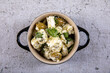 frischer Fetasalat mit Oliven und Olivenöl im Studio fotografiert