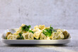 frischer Fetasalat mit Oliven und Olivenöl im Studio fotografiert