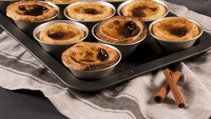 Canvas Print - Freshly cooked egg tarts