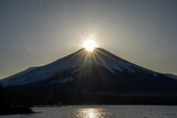Fototapeta Miasto - Diamond Fuji at Lake Yamanaka in Japan showcases a mesmerizing alignment. 