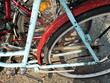 Altes klassisches Damenrad in Rot und Hellblau im Rost und Patina im Sommer bei Sonnenschein am Mainufer am Deutschherrnufer in Frankfurt am Main in Hessen