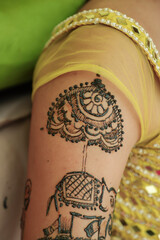 Wall Mural - Beautiful artwork drawn on the hand of an Indian bride with herbal heena in wet condition