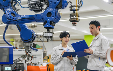 Poster - 製造機械の置かれた部屋で会話するエンジニア