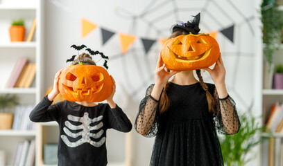 Canvas Print - Happy family celebrating Halloween