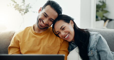Aufkleber - Happy couple, laptop and relax in home for love, watch comedy movies or scroll website for online shopping. Man, woman and laugh for funny joke on computer, social media subscription and meme on sofa