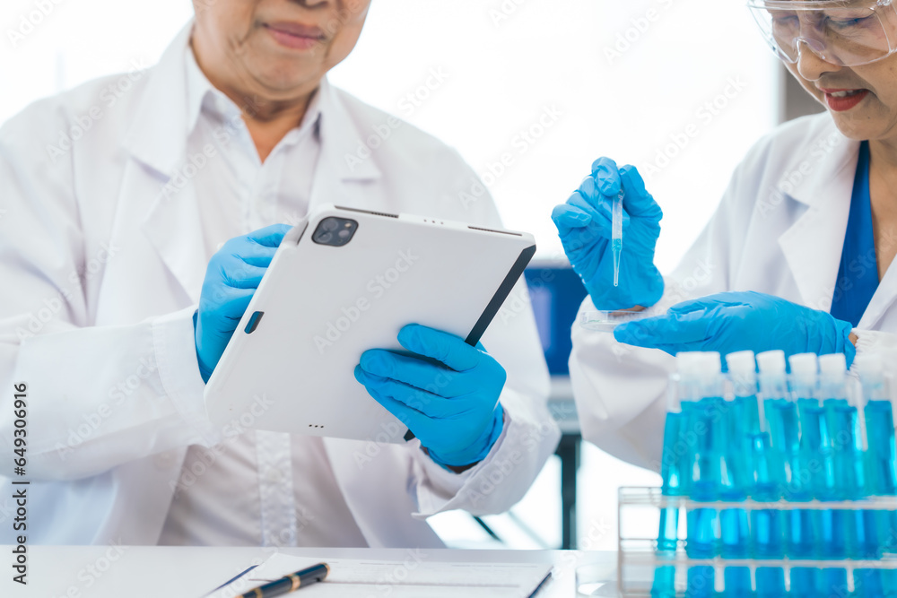 Senior scientists analyzing pharmaceuticals, asian people, senior man ...