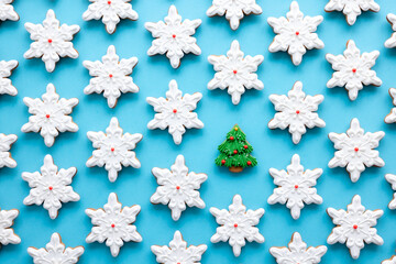 Wall Mural - Gingerbread in the form of snowflakes on a blue background.