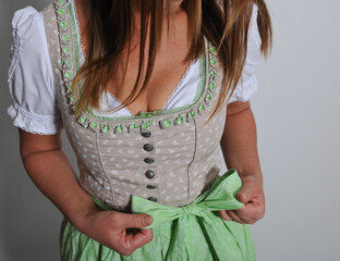 münchen oktoberfest decoltee dekoltee decolette wieson dirndl maß bier schleife dirndl madl mädhcen frau mädchen