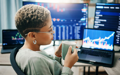 Aufkleber - Computer screen, office and business woman thinking of stock market trading, investment and monitor economy analytics. Fintech, financial admin data and profile of trader problem solving IPO solution