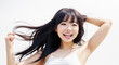 躍動感のある笑顔の日本人女性