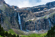 Le cirque de Gavarnie et sa grande cascade, grand site inscrit au patrimoine mondial de l'UNESCO, situé dans le Parc National des Pyrénées