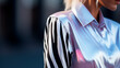detalle de camisa de mujer con estampado animal print y textura iridiscente holográfica 
