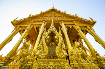 Canvas Print - Golden church in Pak Nam Jo Lo temple