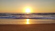 wunderschöner goldener Sonnenuntergang am Meer mit in Zeitlupe auslaufenden Wellen, Horizont, Brandung