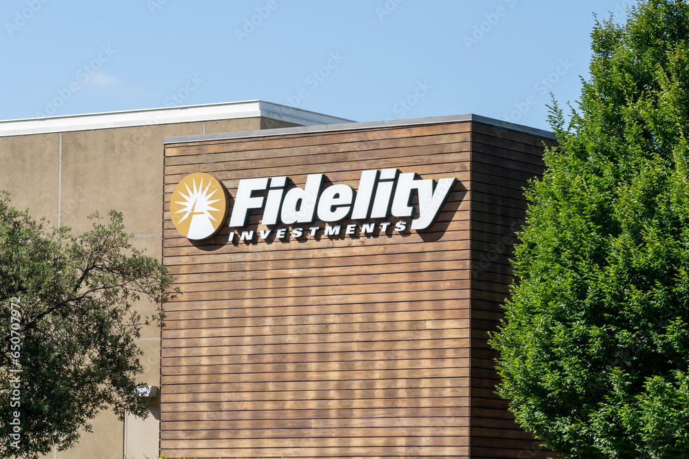 Fidelity Inve Fidelity Investments logo and sign on the building in Silicon Valley ...