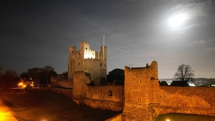 Wall Mural - Beautiful view of the Rochester Castle at night in Rochester, England