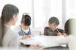 © amanaimages - 教室で勉強をする子供たち