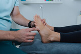 Fototapeta  - stopa, noga, masaż, fizjoterapia, kostka, palce, ręce, gabinet, gabinet fizjoterapeutyczny, zdrowie