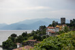 kleine italienische Ortschaft am See in den Bergen