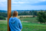 Fototapeta  - Młoda kobieta podziwia górski krajobraz w samotności 