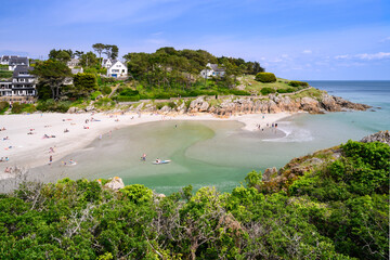 Photo de paysage de l'Anse de Rospico et ses baigneurs depuis le GR34 durant une journée d'été ensoleillée - Névez dans le Finistère (29) en Bretagne