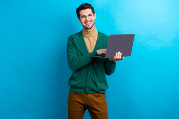 Aufkleber - Photo of positive good mood man wear green cardigan spectacles communicating modern device isolated blue color background