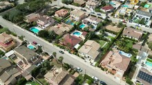 Diese Atemberaubende Luftaufnahme Zeigt Ein Wohnviertel In Llucmajor, Mallorca, Direkt Am Meer.