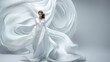 © www.freund-foto.de - Hübsche Model Frau in eleganten weißen fliegenden Kleid mit langer Schleppe beim Catwalk, ai generativ