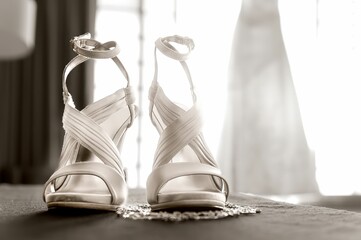 Canvas Print - wedding sandals on the brides feet in the bridal room