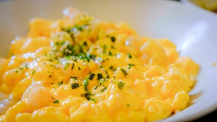 Canvas Print - Closeup shot of the scrambled eggs in a bowl