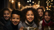 trio de niños latinos sonrientes con luces frescas y brillantes disfrutando la navidad