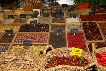 Poster - Venta de especias variadas en el mercado.