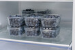 Owoce jagodowe w pojemnikach leżą na półce w lodówce 